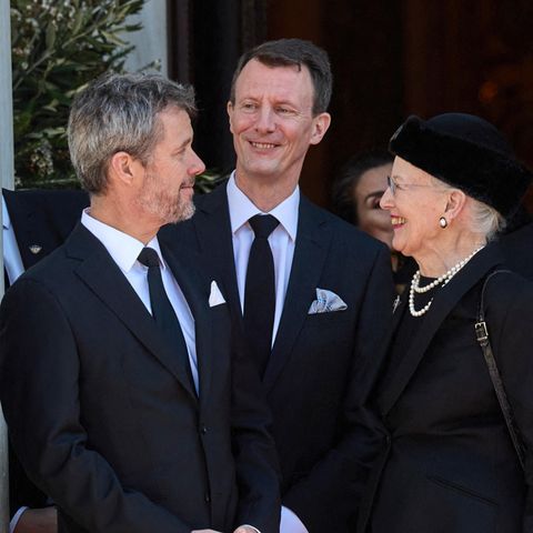 Prinz Frederik (li.), Prinz Joachim und Königin Margrethe lachen herzlich bei der Beerdigung von Konstantin von Griechenland am 16. Januar 2023 in Athen.
