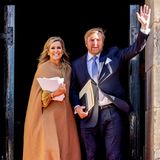 Bei einem Neujahrsempfang in Amsterdam begrüßen Königin Máxima und ihr Mann König Willem-Alexander Fans und Presse herzlich. Zu Máximas braunen Cape-Mantel – den sie übrigens auch noch in einem dunklen Rot-Ton besitzt – trägt sie elegante spitze Pumps in Wildleder-Optik. Nicht nur Máxima scheint sich in Cape-Mänteln so richtig wohlzufühlen, auch bei uns steht er in dieser Saison ganz weit oben auf der Shopping-Liste. Warum? Er hält warm und lässt sich perfekt mit Roben für edle Anlässe kombinieren. 