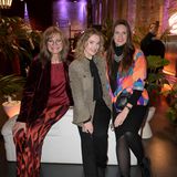Maren Gilzer, Marie von den Benken und Katrin Wrobel sind schon ganz gespannt auf die Fashion Show von Rebekka Ruétz.