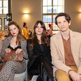 Zum ersten Mal schließen sich die vier Designer:innen Rebekka Ruetz, Danny Reinke, Marcel Ostertag und Kilian Kerner für die Präsentation ihrer neuesten Kollektionen zusammen. Am W.E4. Fashion Day sind also besonders viele Stars vertreten, hier warten Lena Urzendowsky, Jella Haase, Alice Dwyer und Sabin Tambrea (v.l.) auf den Beginn der Show von Kilian Kerner in den Bolle Festsälen.
