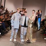 Begleitet von zwei seiner Models kann sich Designer Kilian Kerner über den großen Applaus des Fashion-Show-Publikums in den Bolle Festsälen freuen.