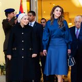 Besuch in Blau: Königin Rania strahlt beim Treffen mit der ägyptischen First Lady Entissar Amer in Kairo in einer Seidenbluse von By Malene Birger, dazu kombiniert sie einen schräg gestreiften Rock von Fendi. Und auch die Mini-Bag, ebenfalls von Fendi, passt farblich perfekt.