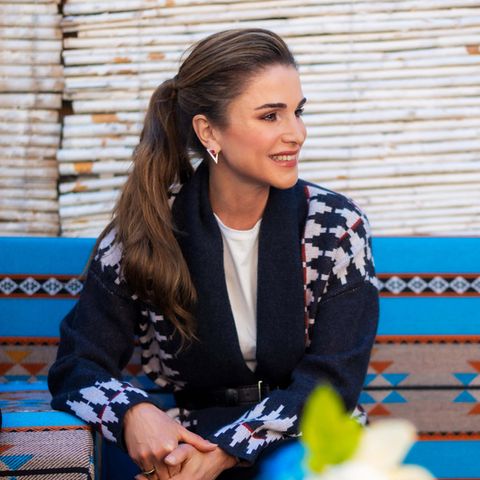 Ganz gemütlich: Für ihren Besuch der "The House of Roses" Ladies Association in Akaba hat sich Königin Rania einen dunkelblauen, folkloristisch angehauchten Strick-Cardigan des Pariser Labels Le Kasha ausgesucht. Darunter ein weißes Shirt und kombiniert mit Gürtel ist dieser royale Look deutlich lässiger als die eleganten Outfits, die die jordanische Königin für gewöhnlich trägt.