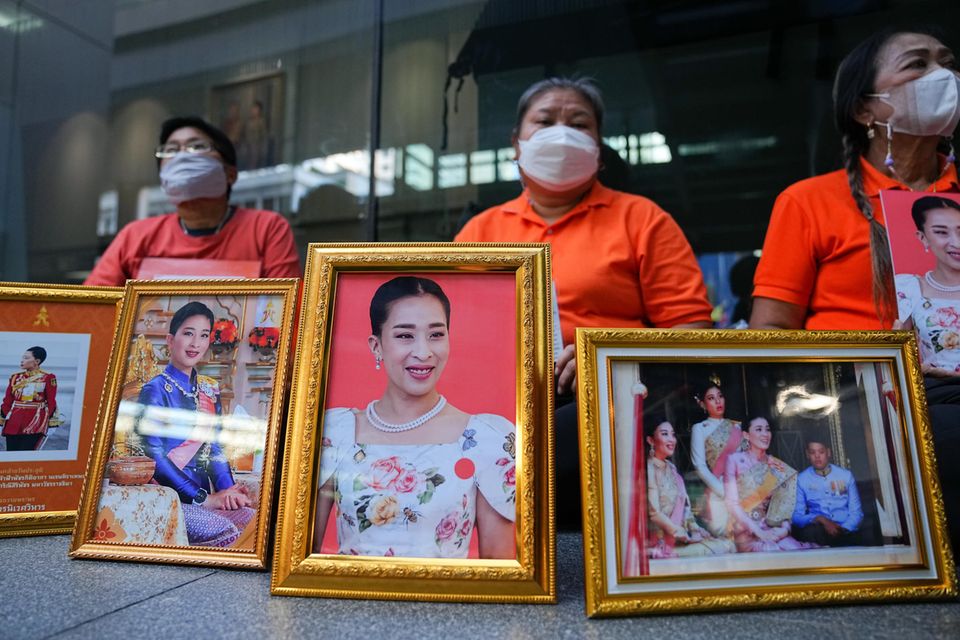 Anhänger:innen halten vor der Klinik in Bangkok ein Porträt von Prinzessin Bajrakitiyabha hoch.