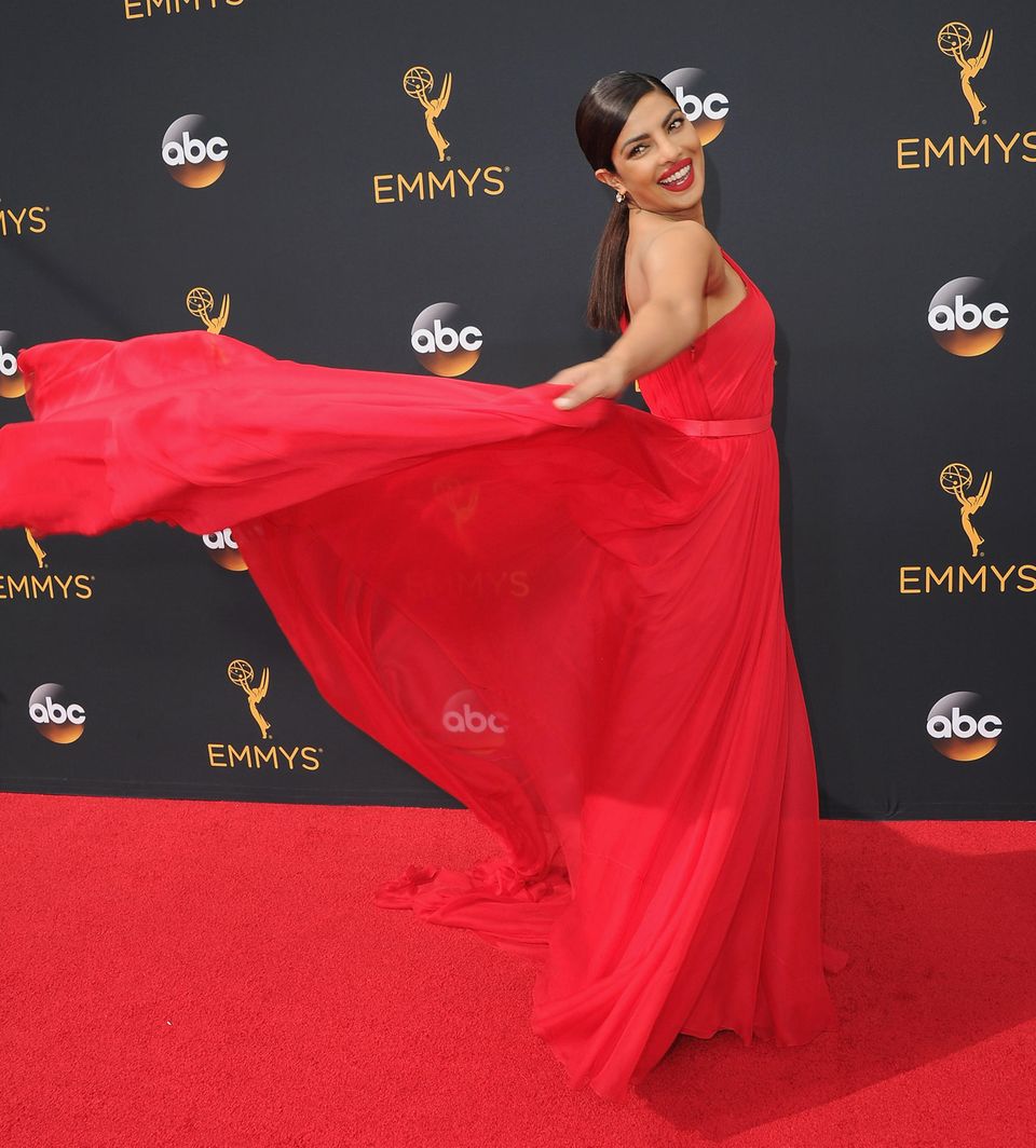 Im roten Jason-Wu-Kleid macht Priyanka Chopra bei den Emmys eine tolle Figur. 