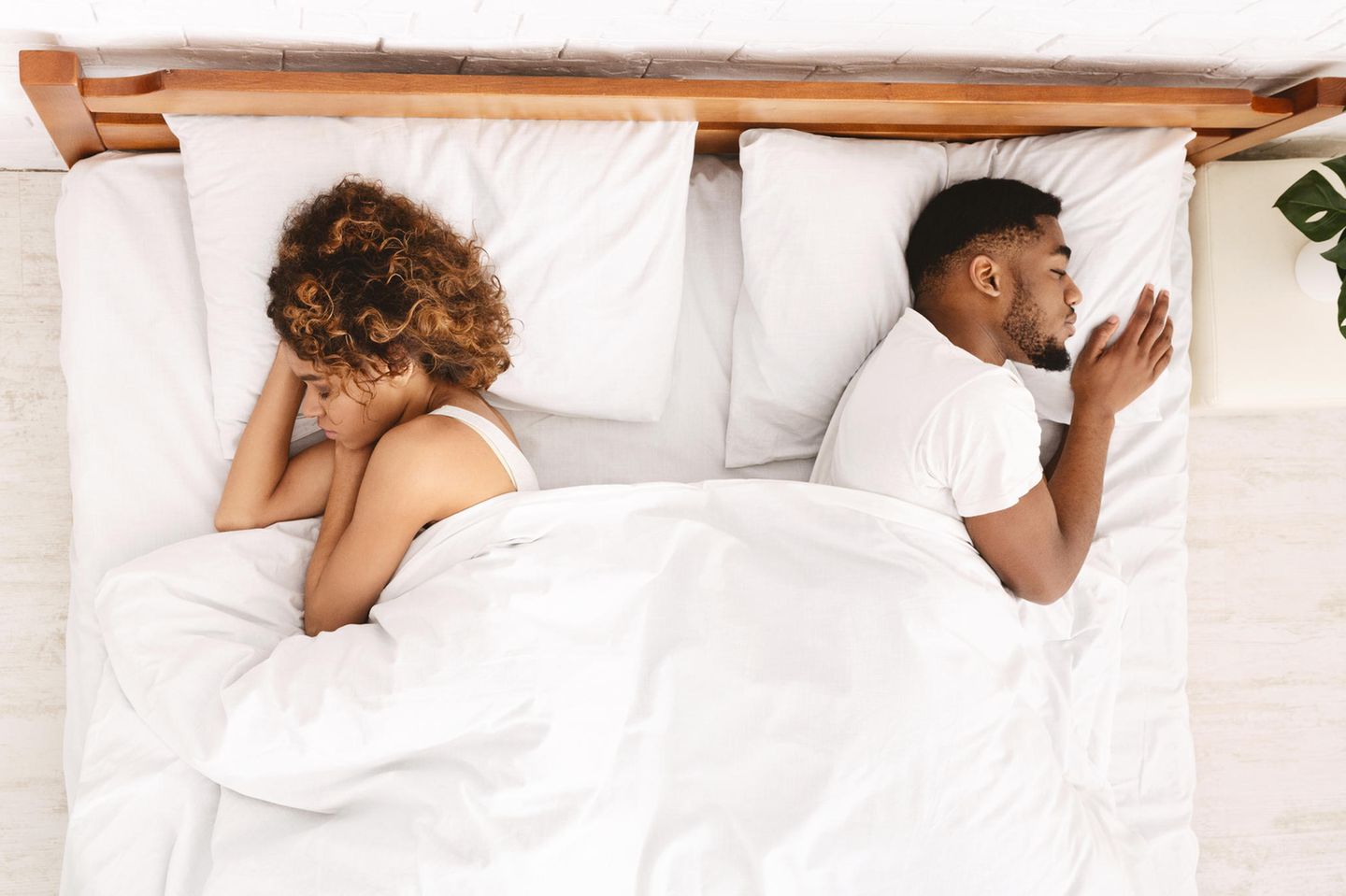 Paar schläft schlecht: Könnte eine "Sleep Divorce" die Antwort auf Ihre Beziehungsprobleme sein?