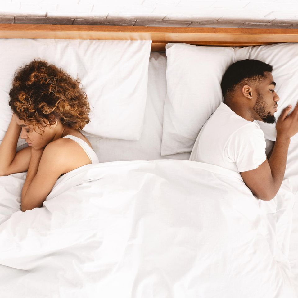 Paar schläft schlecht: Könnte eine "Sleep Divorce" die Antwort auf Ihre Beziehungsprobleme sein?
