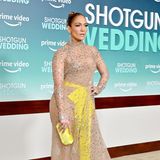 In diesem aufregendem Look präsentiert sich Jennifer Lopez bei der Premiere von "Shotgun Wedding". Die Schauspielerin und Sängerin trägt ein mit Strass besetztes transparentes Kleid. Mit gelben Accessoires macht J.Lo ihren Look noch spannender. Besonders interessant: Die gelbe Riesenschleife trägt sie unter ihrem Kleid.