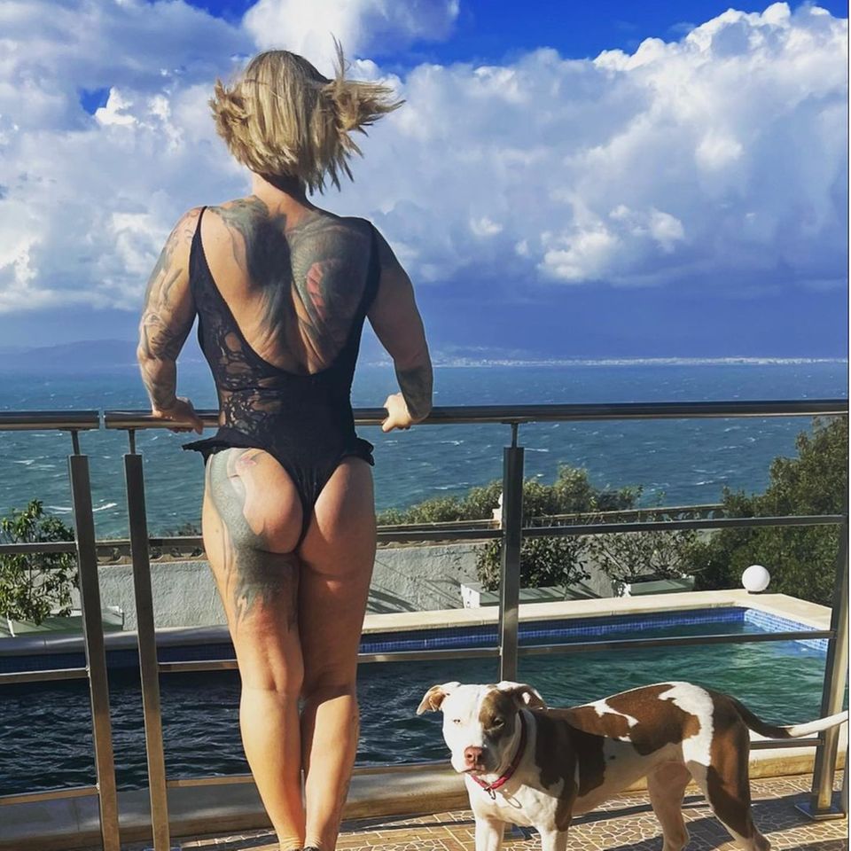 Tolle Aussicht und toller Po! Auswanderin Caro Robens zeigt sich nach ihrer Beauty-OP stolz von hinten. Ihren Follower:innen gefällt der Anblick: "Wow! Sieht wirklich sehr gut aus Caro" schreibt ein Fan unter dem Instagram-Post. 