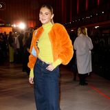 Ein gern gesehener Gast auf der Berlin Fashion Week: Stefanie Giesinger zeigt sich in frischem Gelb und Orange bei der Show von Marc Cain. 
