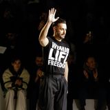Designer Mike Amiri bedankt sich beim Publikum nach seiner Herbst/Winter 2023/2024 Show. Mit seinem T-Shirt mit dem Aufdruck "Woman Life Freedom" setzt er ein politisches Statement für die Frauen im Iran.