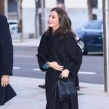 Königin Letizia beweist auch hier erneut ihr Stilbewusstsein! Zu dem wärmenden, schwarzen Mantel kombiniert die Frau von König Felipe elegante Stilettos. Unter ihrer Jacke verbirgt sich jedoch der wahre Hingucker ...
