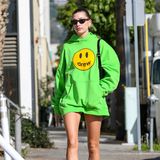 Gemütlicher Oversized-Sweater, aber bitte in auffälligem Grün: Hailey Bieber unterstützt das Modelabel von Ehemann Justin und sorgt mit ihrem neonfarbenen "Drew"-Pullover für einen echten Hingucker auf den Straßen von Los Angeles. Auf eine längere Hose verzichtet sie, schlichte weiße Sneaker und eine schwarze Tasche ordnen sich dem Key-Pieces unter – so hat der Neon-Pullover Platz zum Strahlen.