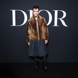 Mit Teddyjacke und Tweed-Rock gehört Robert Pattinson zu den stylischsten Gästen der Dior-Show.