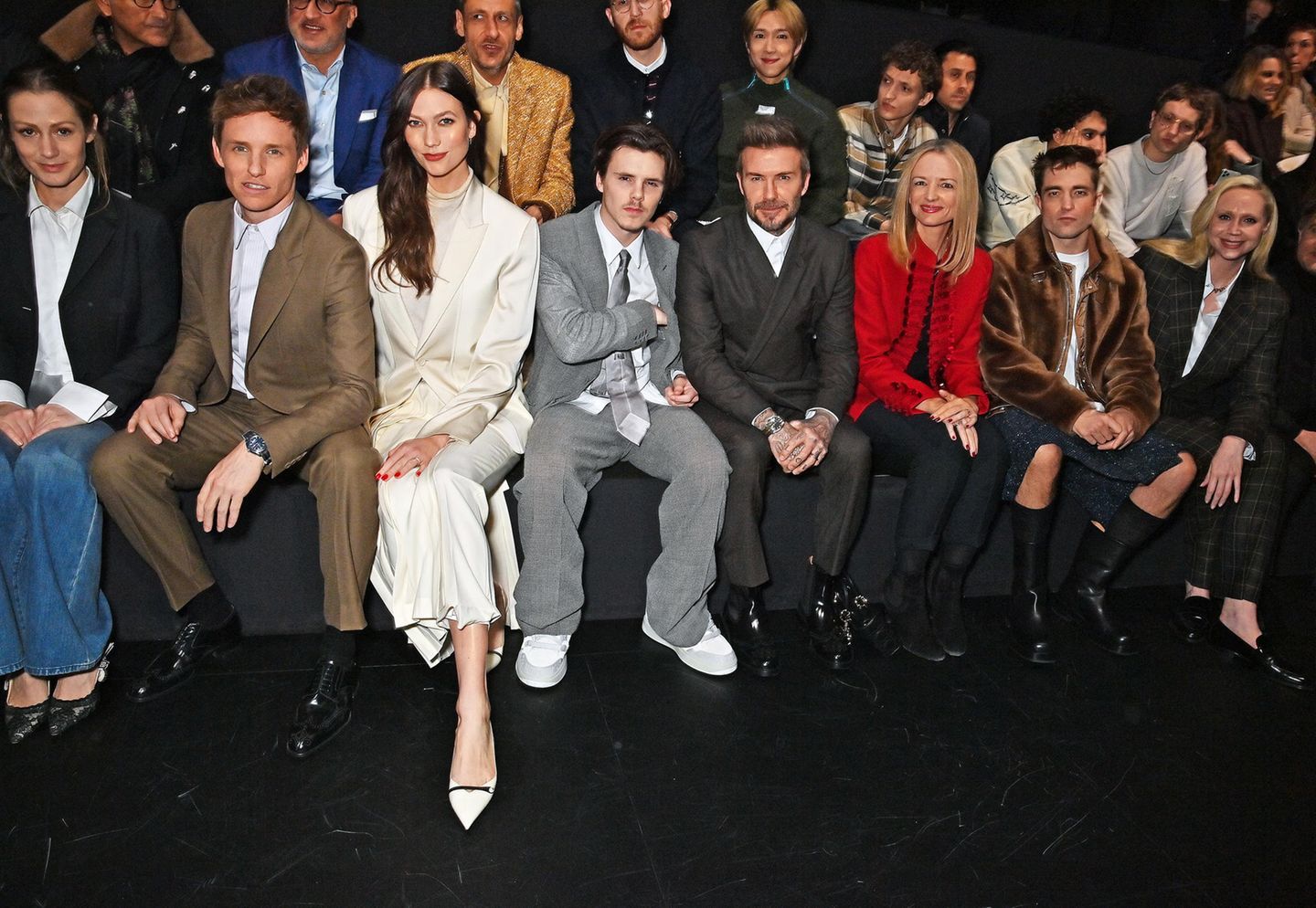 Starbesetzter könnte eine Front Row kaum sein: Hannah und Eddie Redmayne, Topmodel Karlie Kloss, Cruz und David Beckham, Delphine Arnault, Robert Pattinson und Gwendoline Christie sind schon ganz gespannt auf die neue Dior-Homme-Kollektion.
