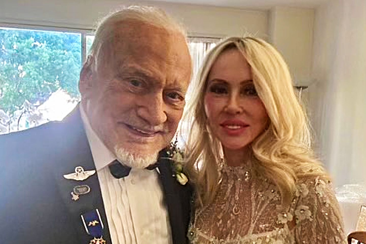 Astronauten-Legende und zweiter Mann auf dem Mond Buzz Aldrin, 93, hat seine Partnerin Dr. Anca Faur geheiratet.