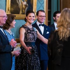 Schon die Begrüßung der Gäste scheint besonders Prinzessin Victoria große Freude zu machen und verspricht einen feierlichen Abend in Stockholm.
