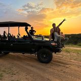 Ihren Safari-Urlaub in Kenia wird Familie Hemsworth nie vergessen, so gut hat es ihnen dort mit den Abenteuer-Guides von Africa Born gefallen. 