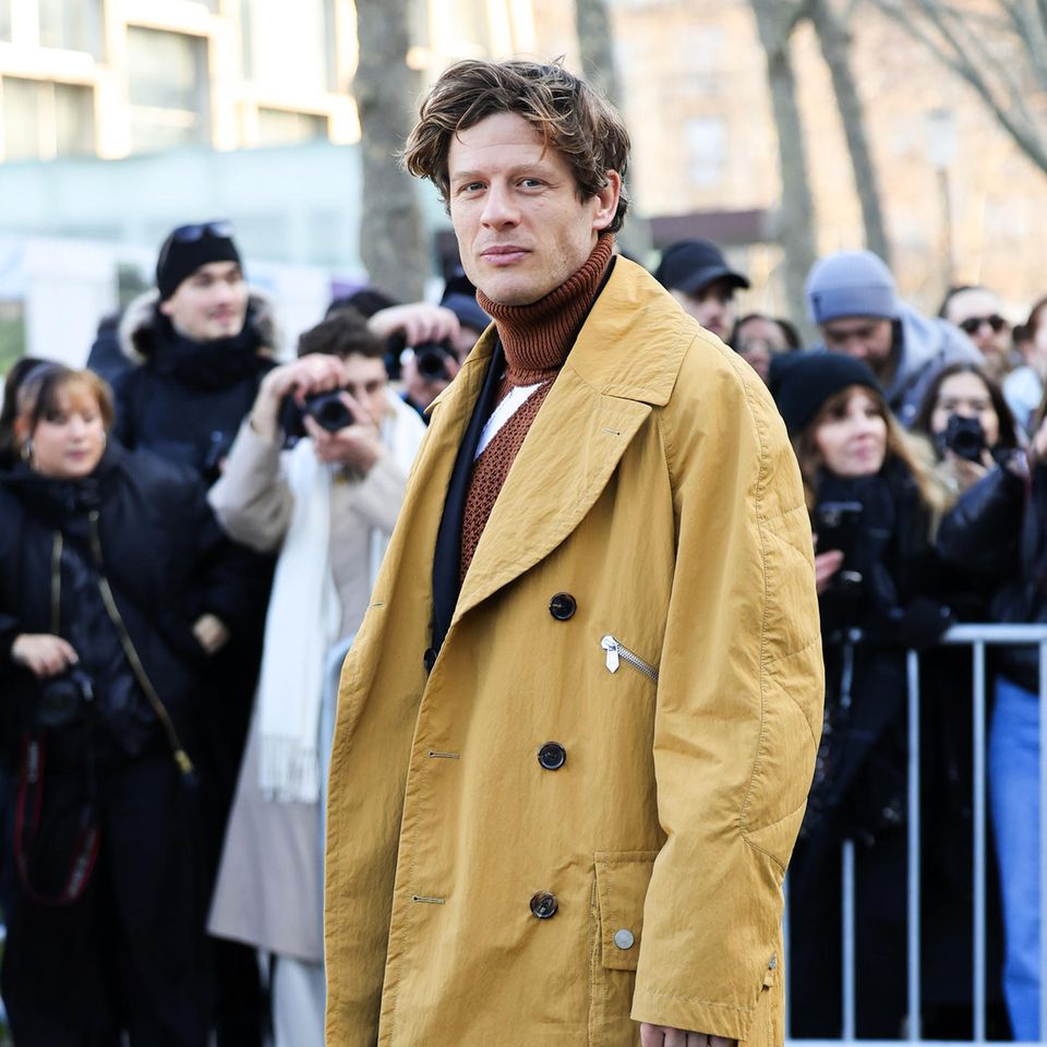 Im goldgelben Parker mit braunem Rollkragenpullover ist James Norton farblich genau richtig gestylt für die Präsentation der neuen Herbst/Winter-Kollektion von Hermès.