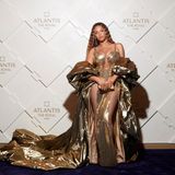 Sie ist der Star des Abends: Beyoncé erinnert in ihrem maßgeschneiderten Paillettenkleid von Dolce & Gabbana und passendem opulenten Umhang aus Goldfolie an eine Göttin. Dazu trägt sie Schmuck von Messika. Nach ihrem Auftritt auf dem roten Teppich geht es genauso opulent weiter: Beyoncé gibt ihr erstes Konzert seit vier Jahren, trägt dabei drei verschiedene Looks auf der Bühne und soll für ihren epischen Auftritt während der Eröffnung des "Atlantis The Royal"-Hotel rund 24 Millionen Dollar kassiert haben. Chapeau!