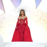 Beyoncé wirkt als wäre sie direkt dem Olymp entsprungen. Nicht ganz, doch ihr rotes Kleid entspringt der Feder von Star-Designer Nicolas Jebran. Der sich nach diesem Wow-Auftritt seiner Kundin wie im Mode-Olymp fühlt, wie er auf Instagram preisgibt. 