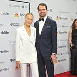 Elegantes Doppel: Jimi Blue Ochsenknecht und seine Freundin Profi-Rennfahrerin Laura Marie Geissler bezaubert beiden im Anzug. Sie setzt auf ein Modell komplett in Weiß, er wählt die klassische Variante in Schwarz.