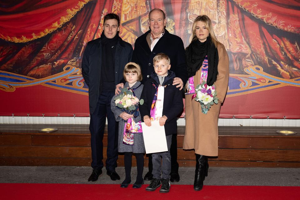 Louis Ducruet, Fürst Albert, Camille Gottlieb und die Zwillinge Gabriella und Jacques lächeln beim Zirkusfestival in die Fotografenkamera. Fürstin Charlène von Monaco fehlt.
