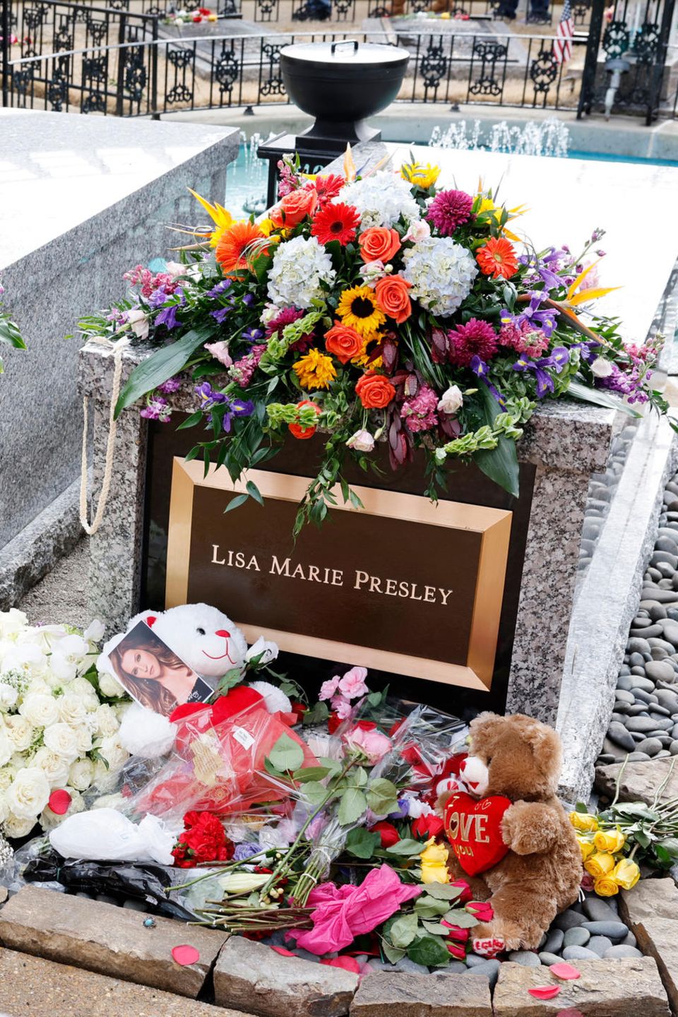 Lisa Marie Presley wurde neben ihrem Sohn Benjamin Keough beerdigt