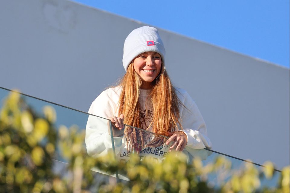 Vom Balkon ihres Hauses in Barcelona lächelt Shakira ihren Fans zu.