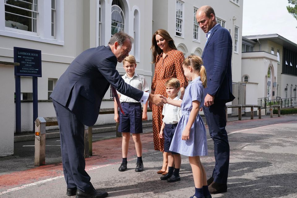 V.l.n.r.: Prinz George, Prinz Louis und Prinzessin Charlotte – begleitet von ihren Eltern Prinz William und Catherine, Princess of Wales, – werden von Schulleiter Jonathan Perry am Eingewöhnungstag in der Lambrook School am 7. September 2022 begrüßt.