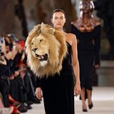 Auf dem Laufsteg der Schiaparelli Show wird das ausgefallene Kleid von Model Irina Shayk präsentiert.