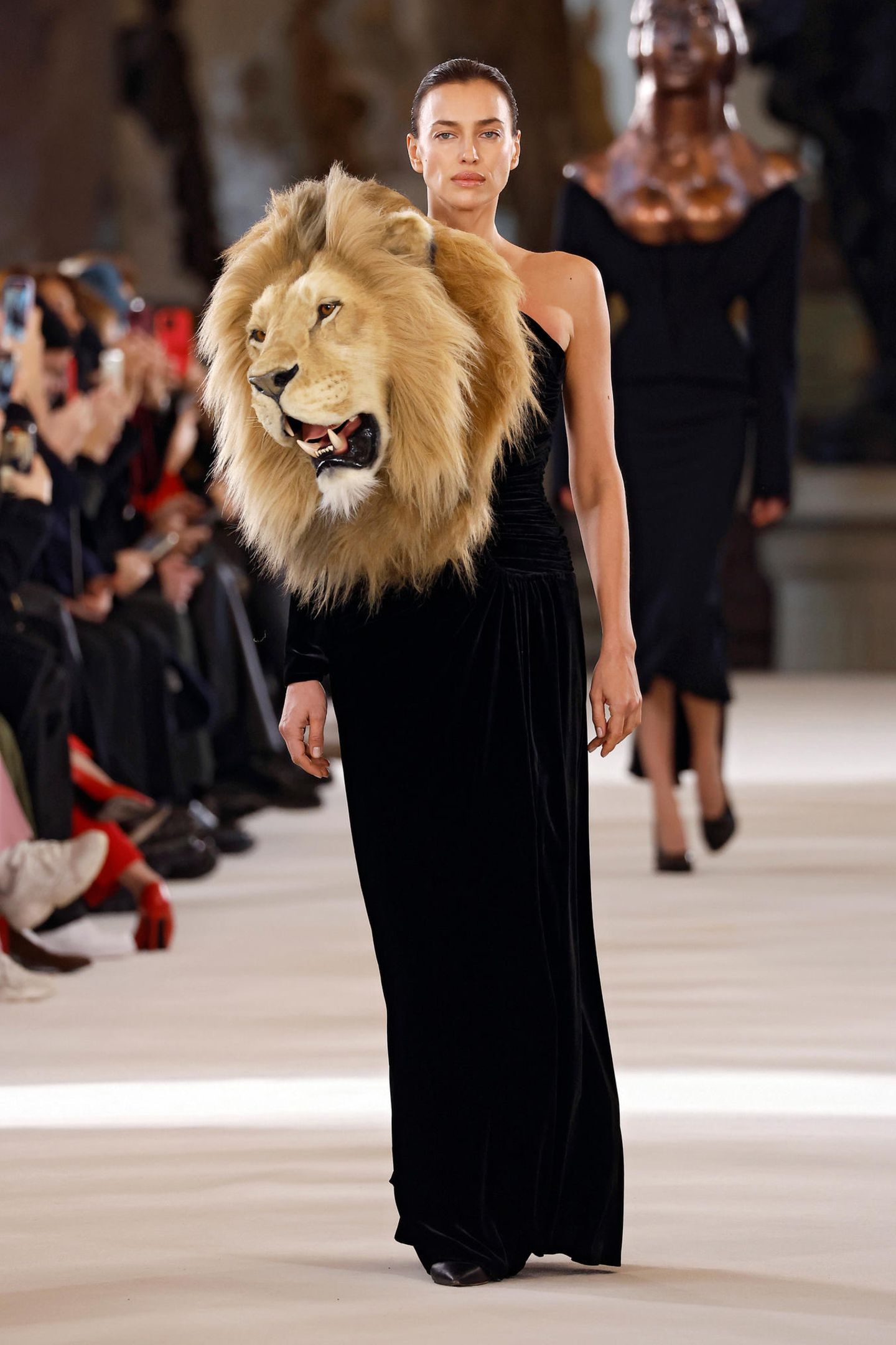 Auf dem Laufsteg der Schiaparelli Show wird das ausgefallene Kleid von Model Irina Shayk präsentiert.