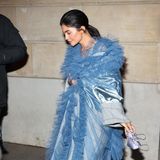 Wie eine Prinzessin gekleidet, verlässt Kylie Jenner die Maison Margiela Fashion Show in Paris. Ihre glitzernden Cinderella-Schuhe haben ein ganz besonderes Detail: Die Schuhe spalten sich an den Zehen im angesagten Cameltoe-Look. 