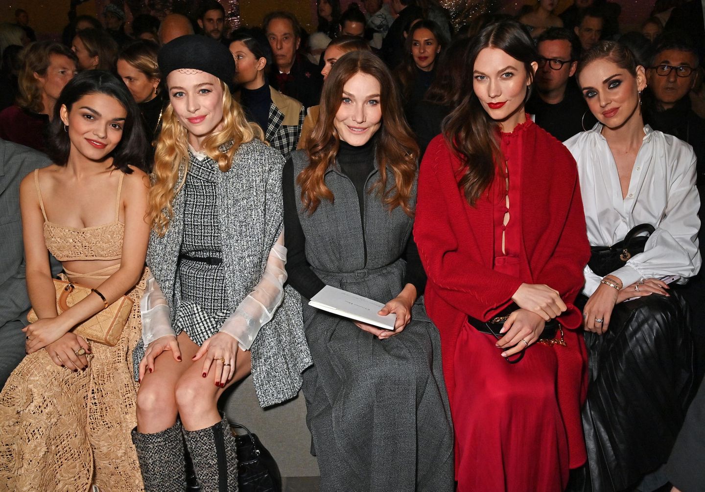 Rachel Zegler, Beatrice Borromeo Casiraghi, Carla Bruni, Karlie Kloss und Chiara Ferragni in der ersten Reihe der Dior Haute Couture Modeschau 2023 in Paris.