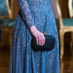 Die Bottega-Veneta-Clutch scheint ein neuer Liebling von Prinzessin Sofia zu sein. Dieses Jahr trägt sie das kleine Schmuckstück bereits zum zweiten Mal – und das in einem sehr kurzen zeitlichen Abstand. 