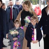 Am dritten Tag kommen Prinz Jacques und Prinzessin Gabriella zwar ohne Mutter Charlène dafür mit Camille Gottlieb zum 45. Monte-Carlo International Circus Festival. Obwohl ihre Looks ungewohnt unscheinbar sind, stechen sie dennoch aus der Masse hervor. Süßes Detail: Gabriellas Haarreif passt farblich zum Mantel von Camille Gottlieb. 