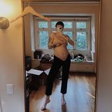 Bei Ireland Baldwin lässt sich der Babybauch schon erahnen. Passend zum Jahreswechsel hatte das Model seine Schwangerschaft bekannt gegeben. Oben ohne präsentiert sich die Tochter von Alec Baldwin und Kim Basinger nun auf ihrem Instagram-Account.  