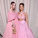 Mode-Prinzessinnen unter sich: Dove Cameron and Léna Mahfouf lieben die Kreationen von Giambattista Valli und wollen sich natürlich auch die neueste Kollektion live anschauen.