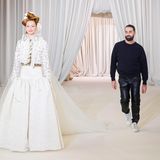 Nach der Show nimmt der Designer das Lob für seine neuste Kollektion in cooler Lederhose und Pullover auf dem puderfarbenen Catwalk entgegen. 