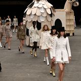 Inspiration für die Spring/Summer 2023 Haute Couture Show von Chanel sind unter anderem Hochzeitselemente. 
