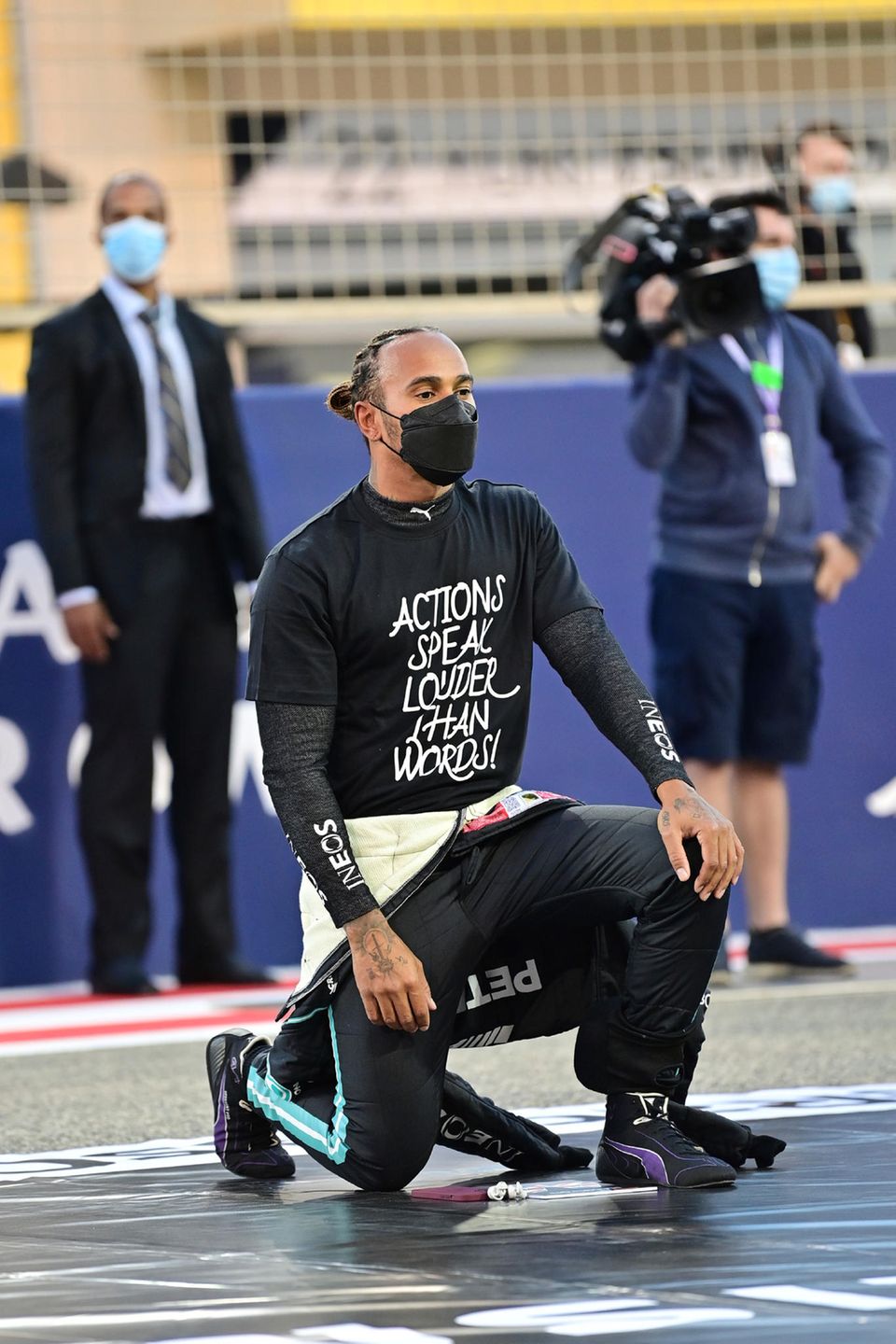 Lewis Hamilton kniet, um die "Black Lives Matter"-Bewegung zu unterstützen. Das Foto entstand vor dem Start des Großen Preises von Bahrain am 28. März 2021.