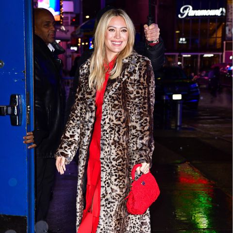 Hilary Duffs Promo-Tour für die neue Staffel von "How I Met Your Father" wird zum modischen Schaulaufen. Vor allem ihr rotes Kleid, zu dem sie einen Fake-Fur-Mantel im Leo-Design kombiniert, sticht hervor. Kleine Details wie die rote Tasche und die schwarzen Strap-Heels machen den Look komplett. 