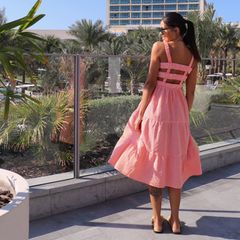 Ein schöner Rücken kann auch entzücken. In einem sommerlichen Vichy-Kleid mit Abnähern blickt Influencerin Bruna Rodrigues auf das "Atlantis The Royal". Die pinken und weißen Karos lassen die Brünette-Schönheit besonders erstrahlen. 