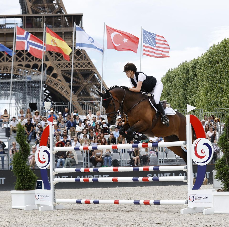Athina Onassis: Athina Onassis beim Longines Paris Eiffel Jumping auf dem Champ de Mars in Paris, Frankreich, am 25. Juni 2022 Athina Onassis beim Longines Paris Eiffel Jumping auf dem Champ de Mars in Paris, Frankreich, am 25. Juni 2022