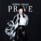 Schwungvoll und gut gelaunt posiert Topodel Coco Rocha vor Beginn der Haute-Couture-Show von Armani Privé für die Fotograf:innen.