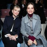 Mélanie Laurent und Juliette Binoche haben es sich in der Front Row von Armani Privé gemütlich gemacht.