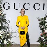 Leonie Hanne strahlt beim Gucci-Dinner in glänzendem Gelb.