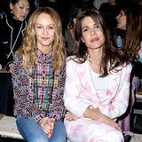 Charlotte Casiraghi nimmt neben Vanessa Paradis in der Front Row von Chanel Platz. Sie trägt einen Tweed-Zweiteiler in Weiß-Rosa und ein weißes Shirt. 