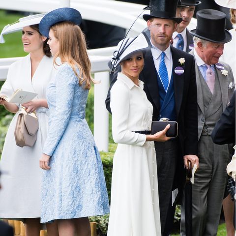 Prinzessin Eugenie, Prinzessin Beatrice, Herzogin Meghan, Prinz Harry und König Charles