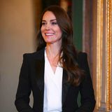 Catherine, Princess of Wales, zeigt sich auf Schloss Windsor zu einem Termin mit Expert:innen ihres "Royal Foundation Centre for Early Childhood" in einem schicken schwarzen Anzug. Unter dem enganliegenden Blazer von Alexander McQueen trägt sie einen schlichten weißen Blusenbody in leichter Wickeloptik von Holland Cooper. Obwohl sie strahlt... 